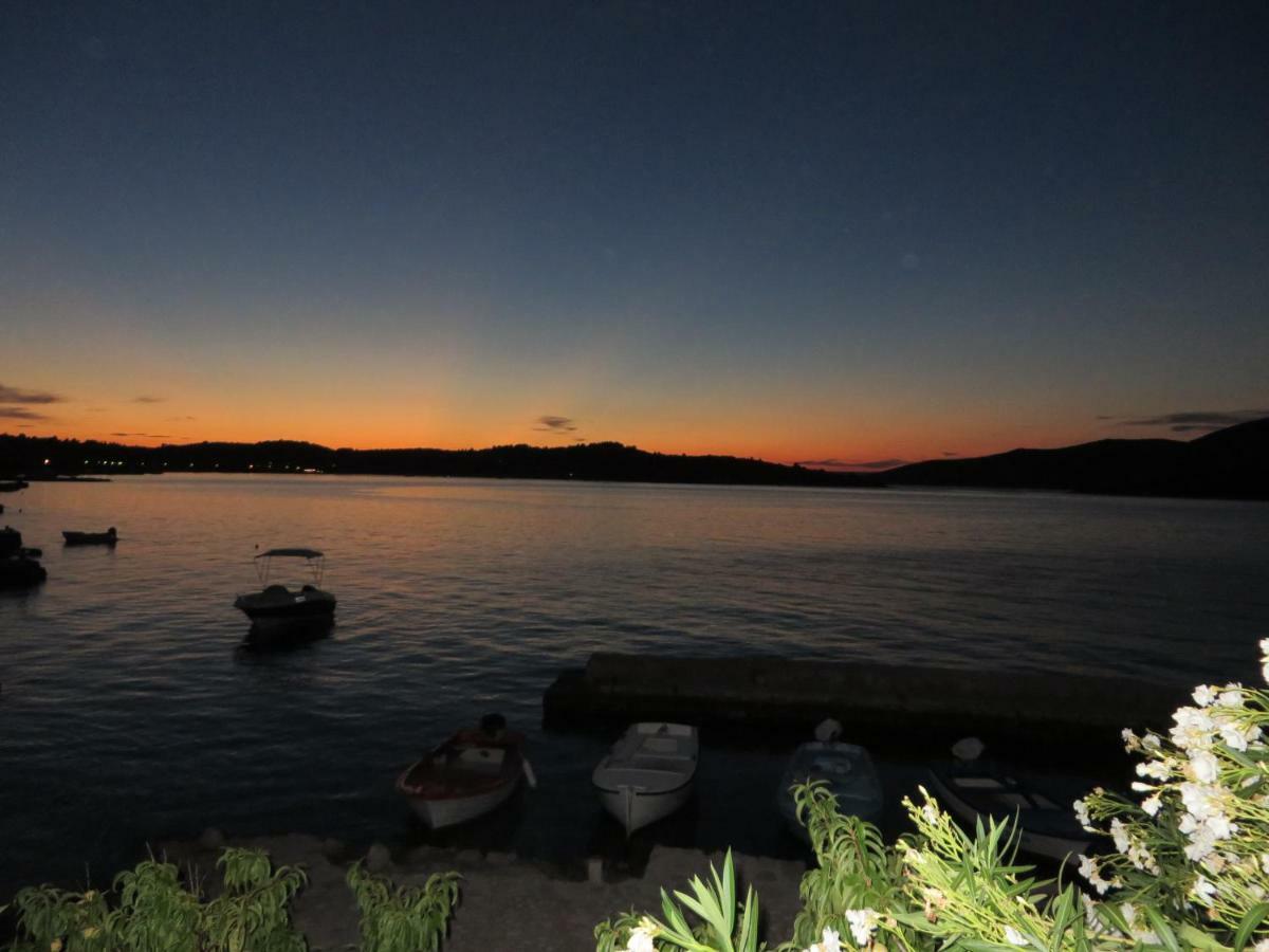 I&J Relaxing Beach Apartments Račišće Dış mekan fotoğraf