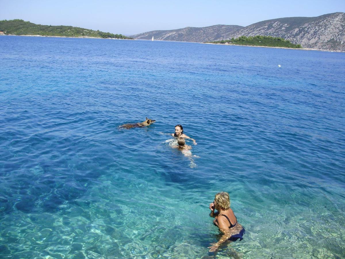 I&J Relaxing Beach Apartments Račišće Dış mekan fotoğraf