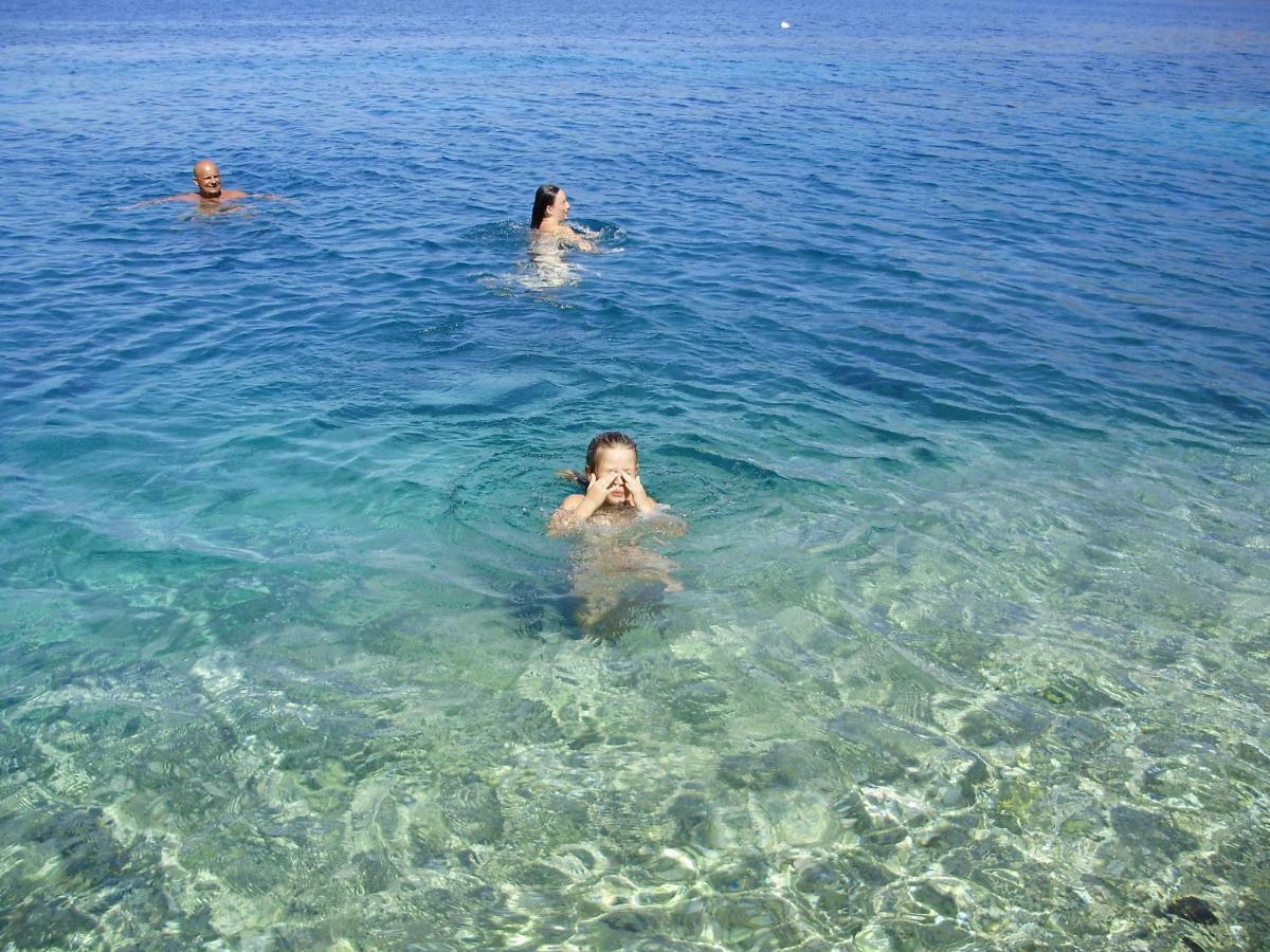 I&J Relaxing Beach Apartments Račišće Dış mekan fotoğraf