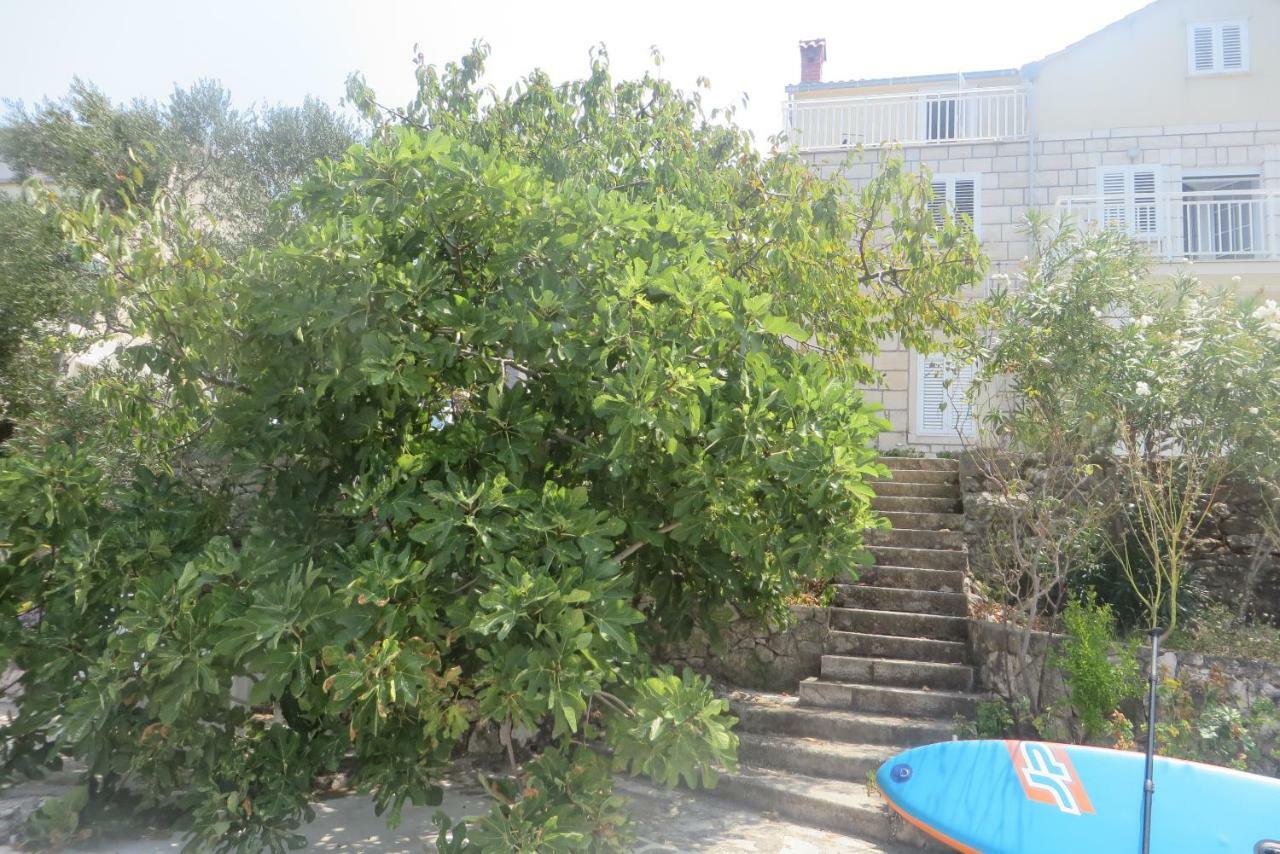 I&J Relaxing Beach Apartments Račišće Dış mekan fotoğraf