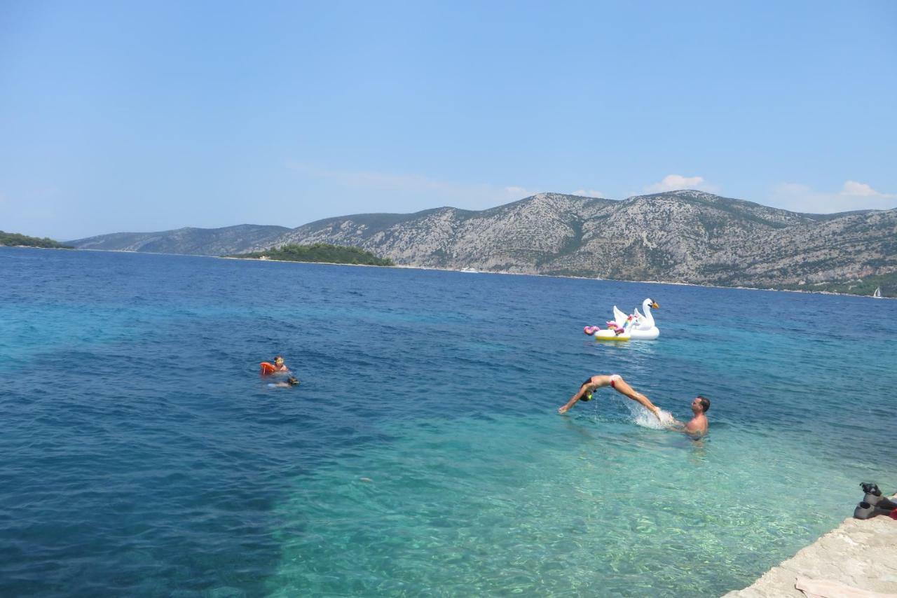 I&J Relaxing Beach Apartments Račišće Dış mekan fotoğraf