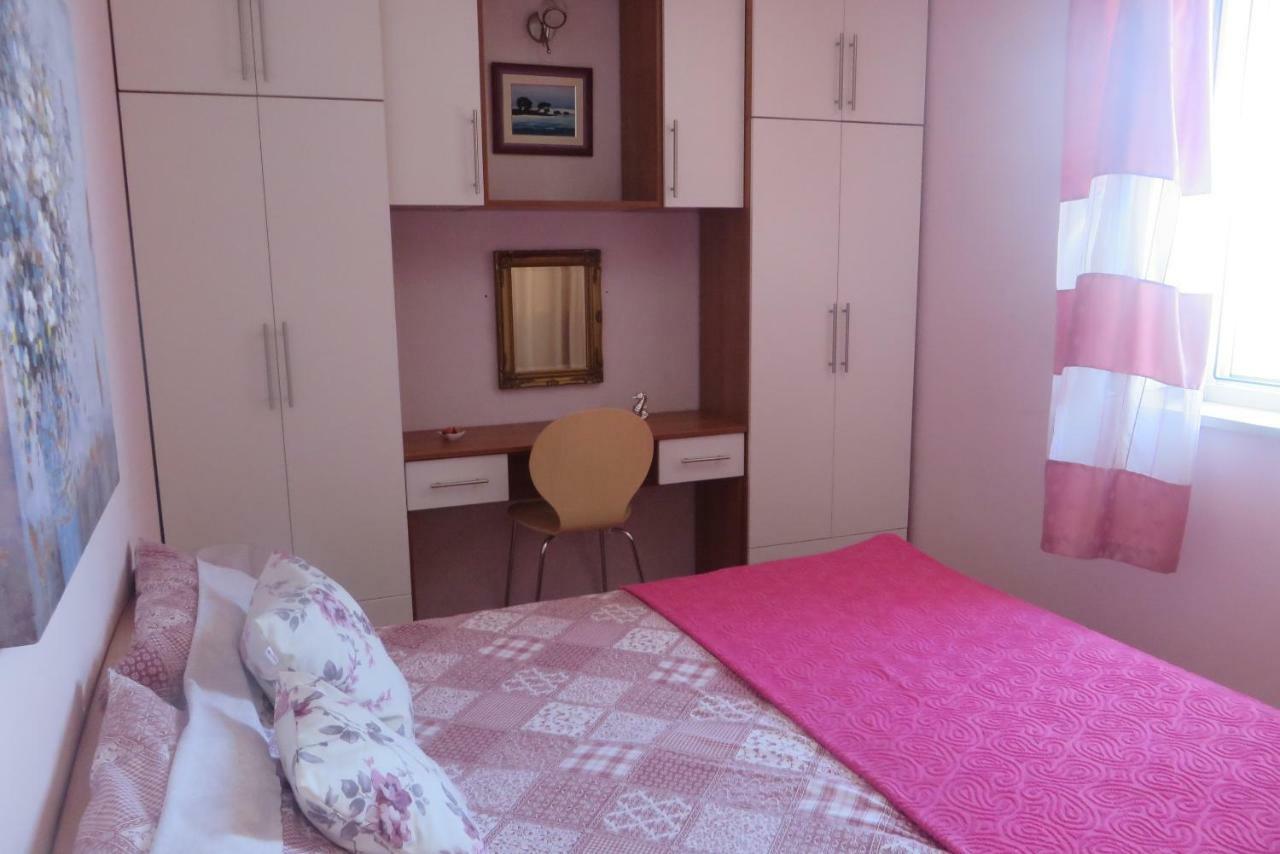 I&J Relaxing Beach Apartments Račišće Dış mekan fotoğraf